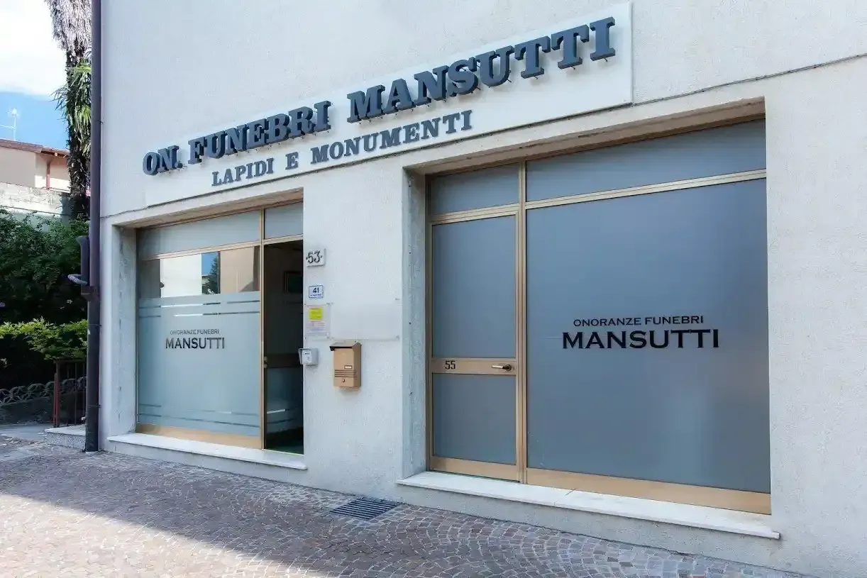 Esterno dell'agenzia di pompe funebri 