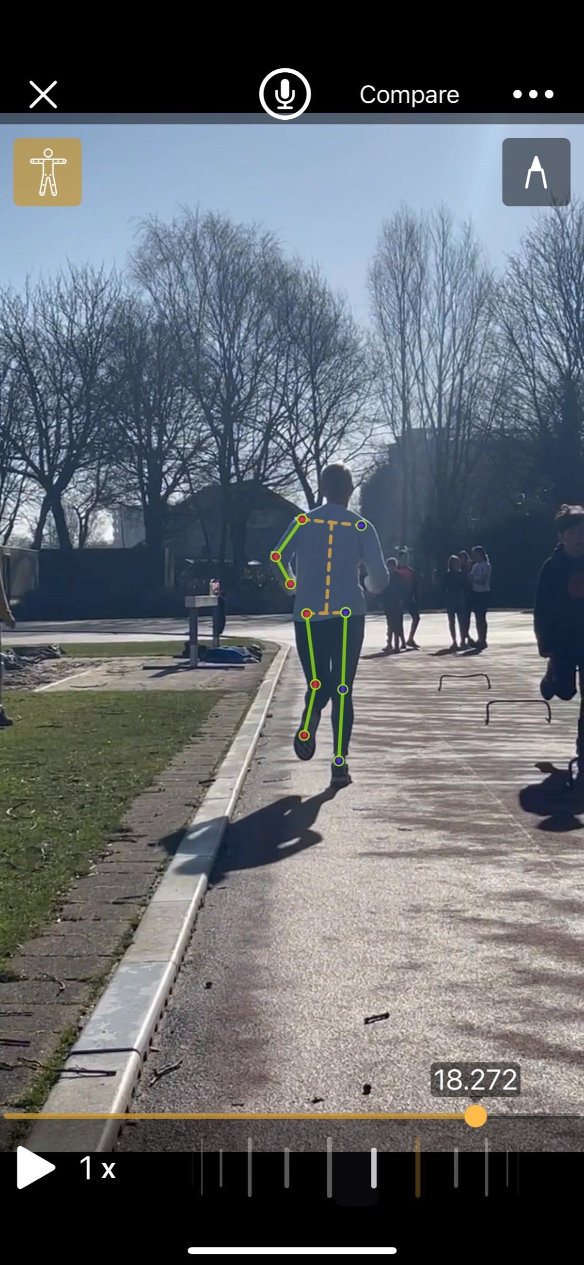 Een persoon rent over een pad, waarbij skeletlijnen de lichaamsbeweging accentueren. De setting is buiten, met bomen en andere mensen.