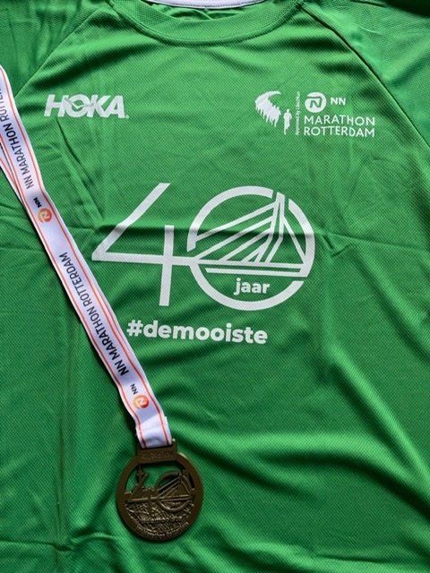 Groen hardloopshirt en medaille van Marathon Rotterdam, ter gelegenheid van het 40-jarig jubileum.