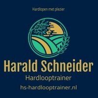 Logo: Harald Schneider, hardlooptrainer. Blue, gold, green. Fields, sun, leaves in circle. Text: Hardlopen met plezier. hs-hardlooptrainer.nl.