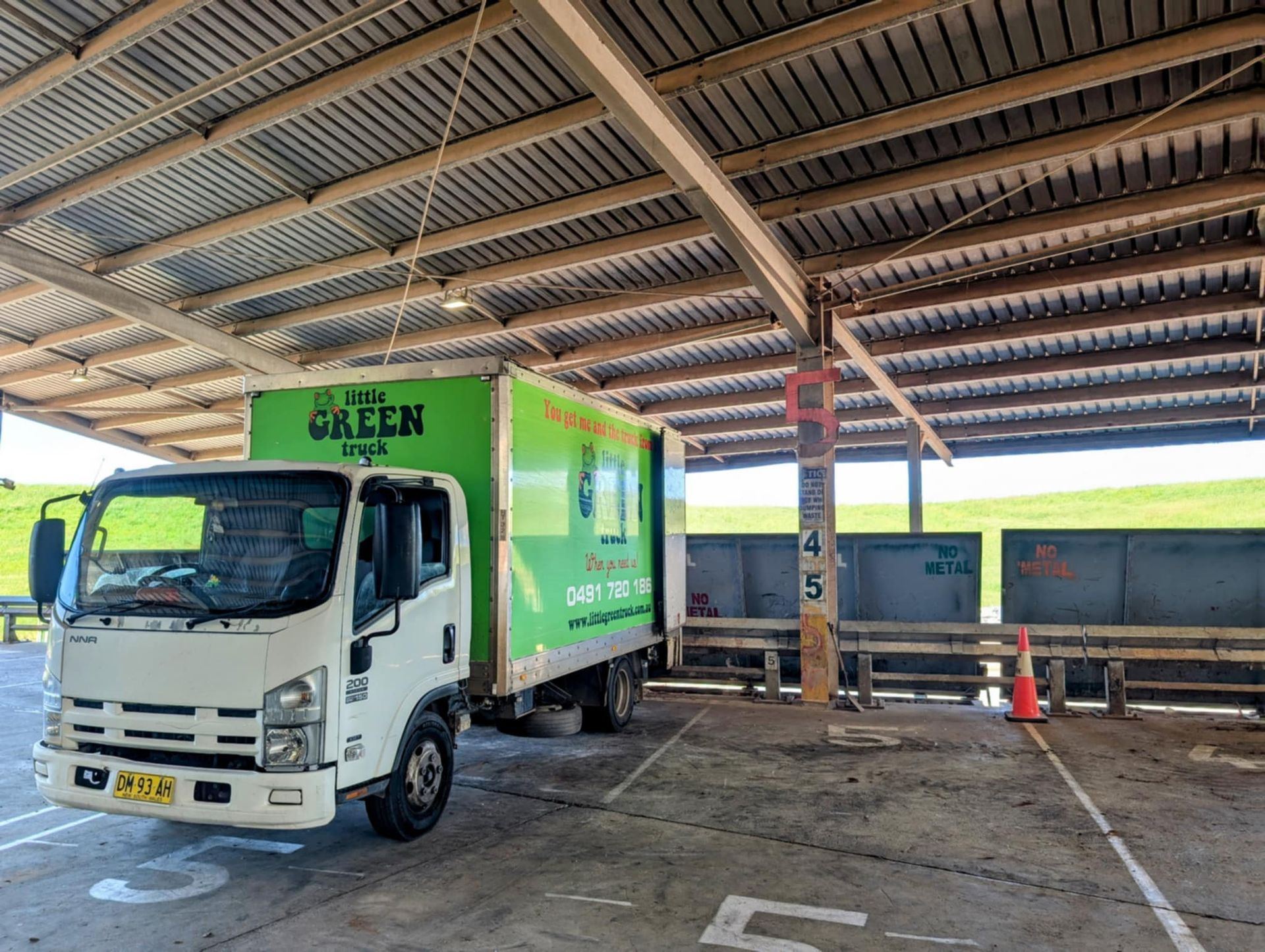 A Little Green Truck is Parked in Front of the Ocean — Little Green Truck Port Macquarie in Laurieton, NSW