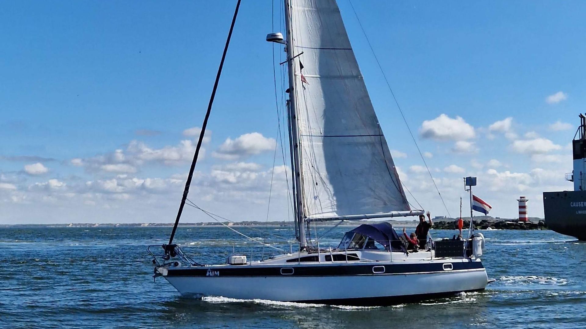 Sailing aim zeilt met zeilboot Aim, een Piewiet 1100, voor het eerst naar Engeland. Zeezeilen