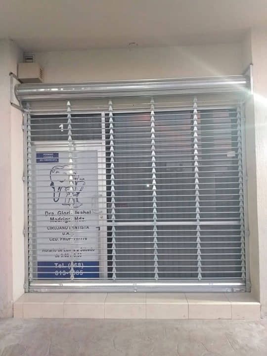 Un escaparate con un cartel que dice 