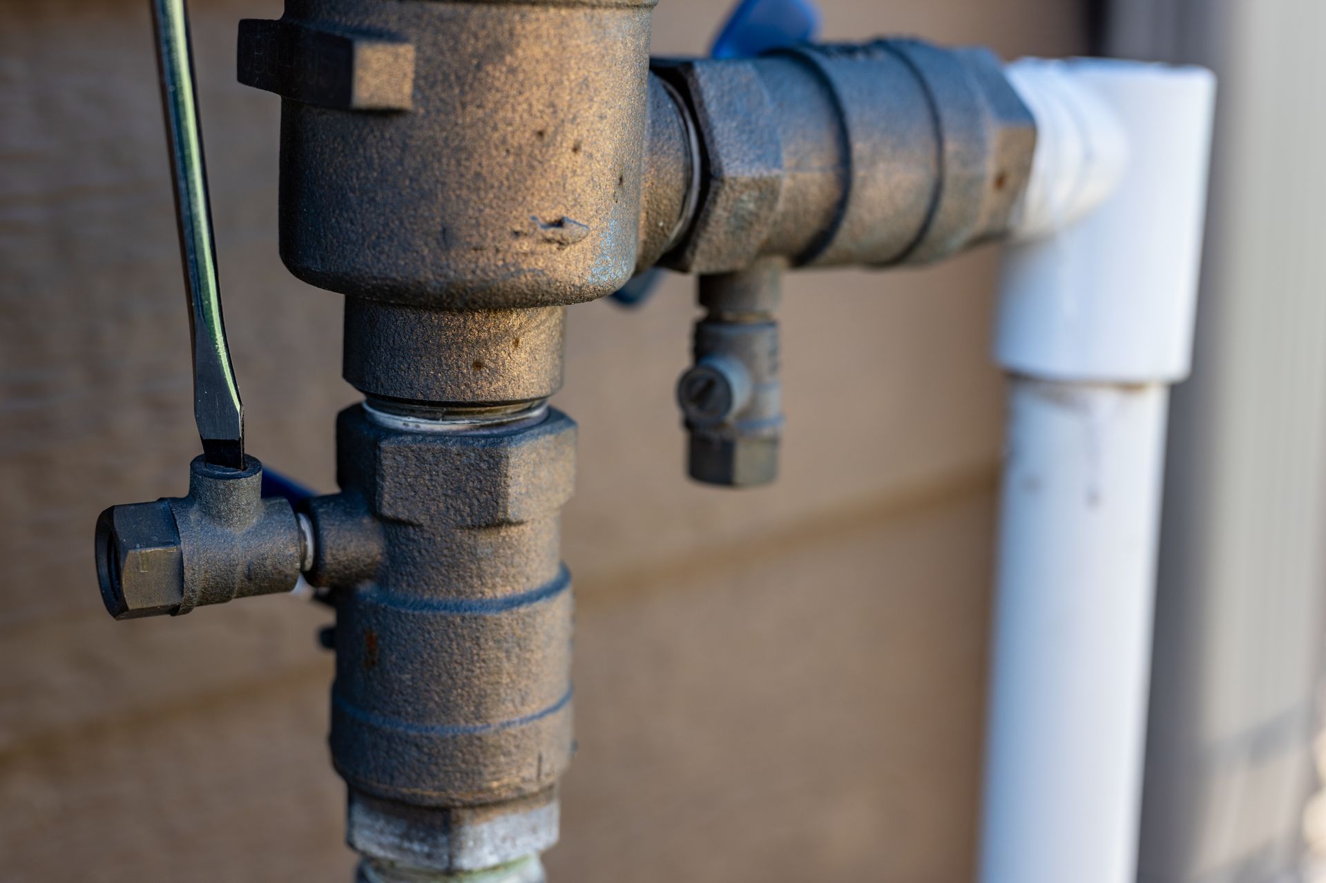 A close up of a water valve on a pipe.
