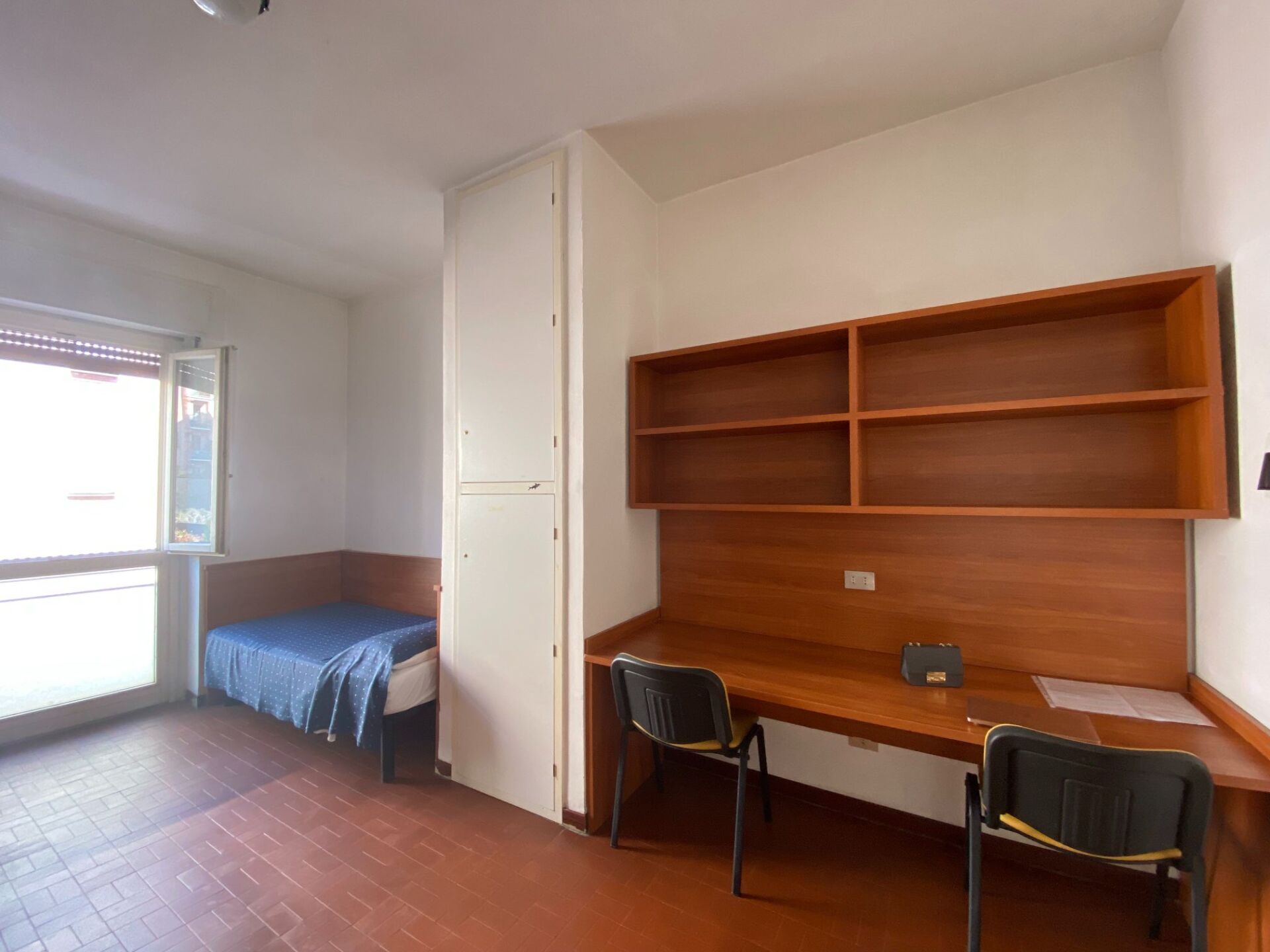 camera con posto letto e scrivania