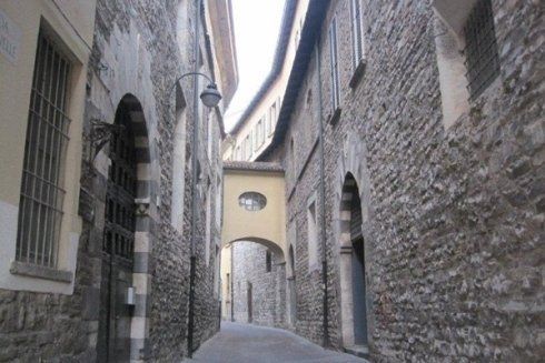 vicolo del centro storico di como