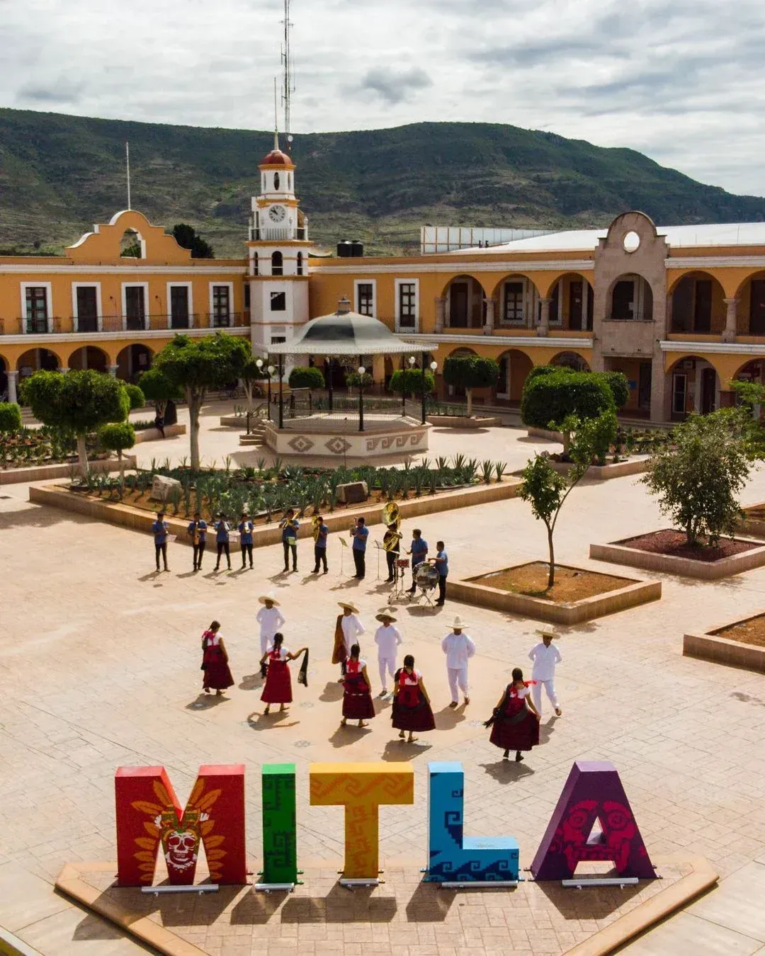 Plaza con grandes letras coloridas 