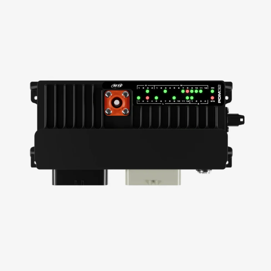 AiM PDM32 電源分配模組立體視角,28 路高邊輸出與 4 路半橋輸出