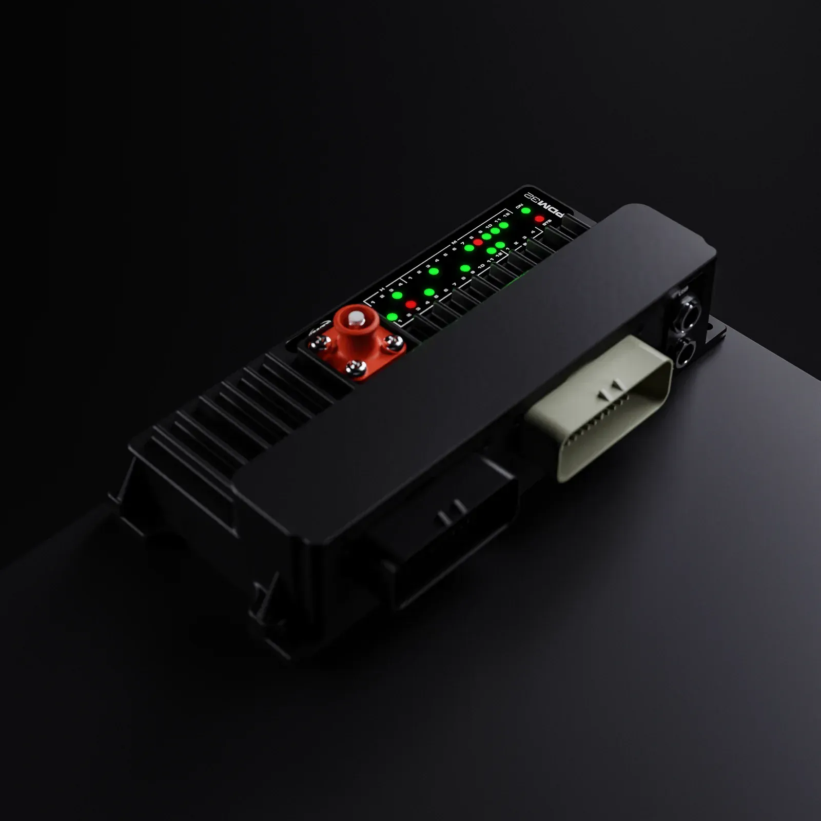 AiM PDM32 電源分配模組立體視角,28 路高邊輸出與 4 路半橋輸出