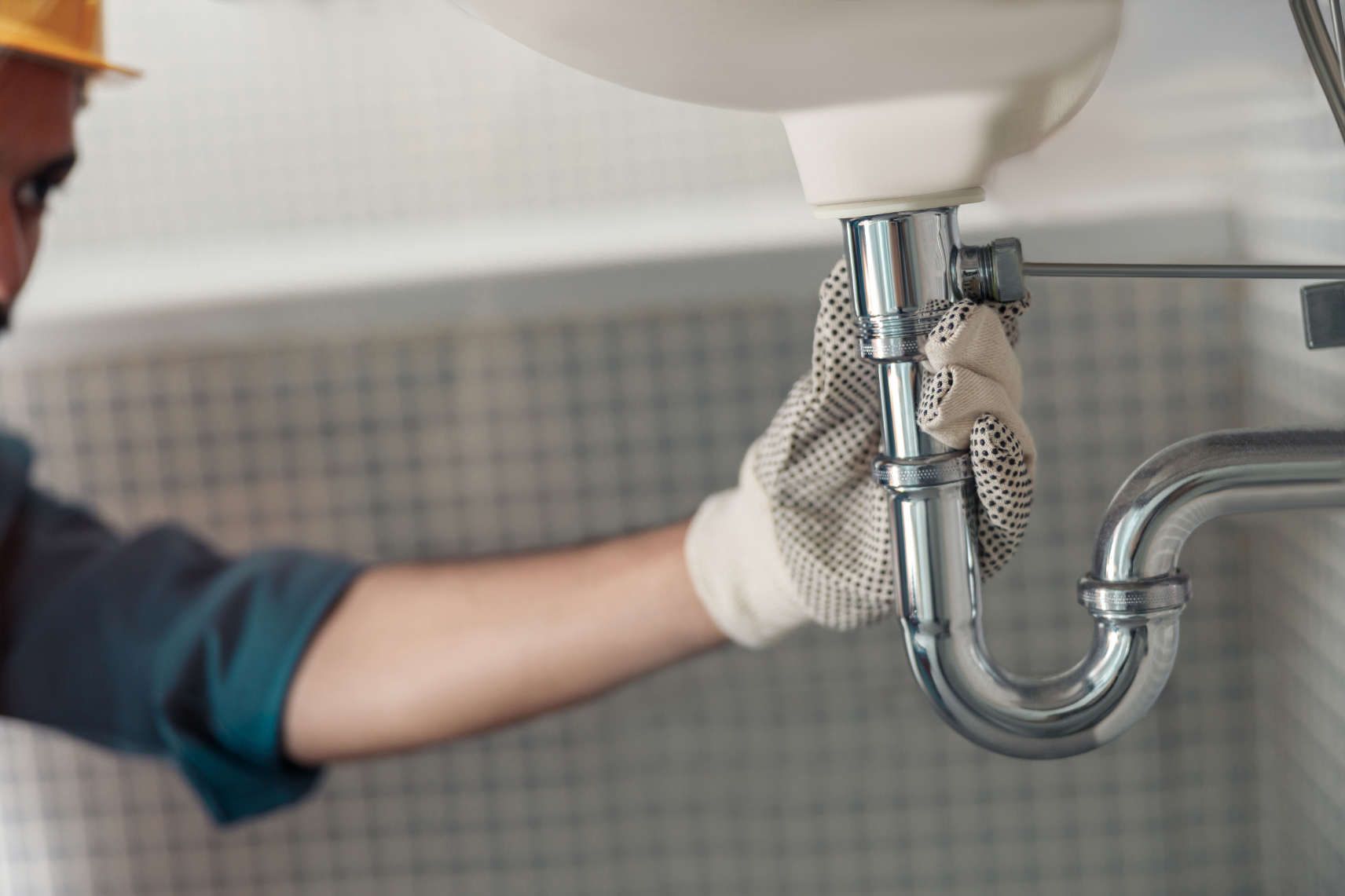 Kanalreinigung und Rohrreinigung Wien, Installateur arbeitet am Waschbecken