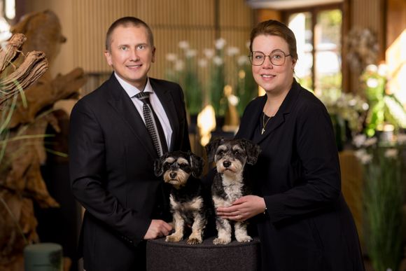 Daniel Pinnow-Rehfeld, Myla, Chewie und Rebecca Pinnow Bestatterfamilie Pinnow aus Remscheid in schwarzer Kleidung: Daniel Pinnow-Rehfeld, Myla, Chewie und Rebecca Pinnow