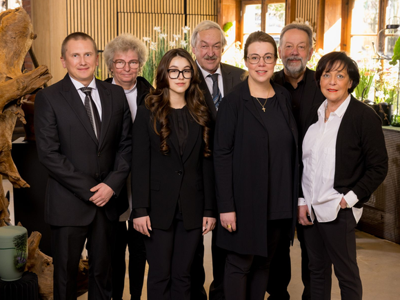 Team vom Bestattungshaus Alfred Roth im Remscheid von links nach rechts: Daniel Pinnow-Rehfeld, Ina Bornewasser, Anna Pinnow, Peter Bornewasser, Rebecca Pinnow, Heinz Leis, Barbara Pinnow Team vom Bestattungshaus Alfred Roth im Remscheid von links nach rechts: Daniel Pinnow-Rehfeld, Ina Bornewasser, Anna Pinnow, Peter Bornewasser, Rebecca Pinnow, Heinz Leis, Barbara Pinnow