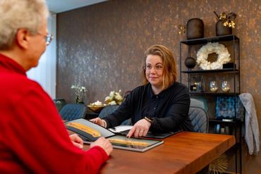 Im Beratungsgespräch klärt Bestattungen Alfred Roth in Remscheid Fragen zu Ablauf, Kosten und Bestattungsvorsorge Rebecca Pinnow berät eine Angehörige zu Bestattung und Vorsorge in Remscheid