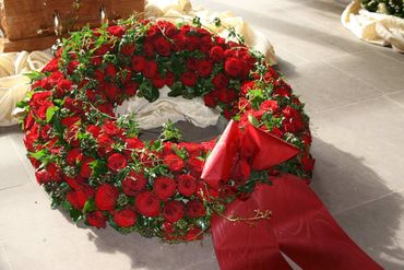 Trauerfloristik mit roten Rosen als persönlicher letzter Gruß. In Remscheid unterstützen wir bei Auswahl und Gestaltung Rosenkranz als Trauerfloristik für eine Beerdigung in Remscheid