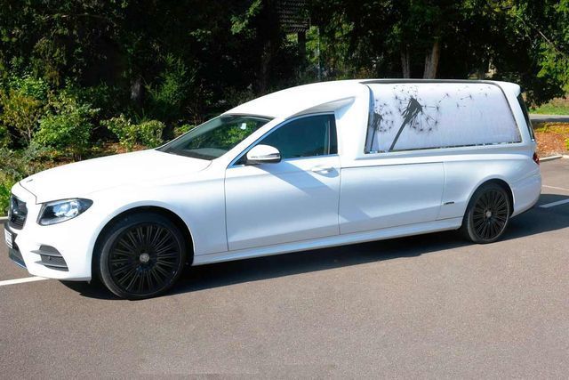 Für Überführungen setzen wir einen gepflegten Bestattungswagen ein Weißer Leichenwagen für Überführung und Bestattung