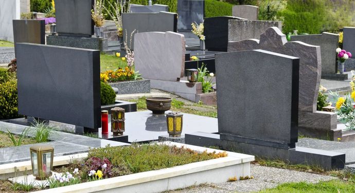 lapidi al cimitero prodotte dall'agenzia funebre di Parma