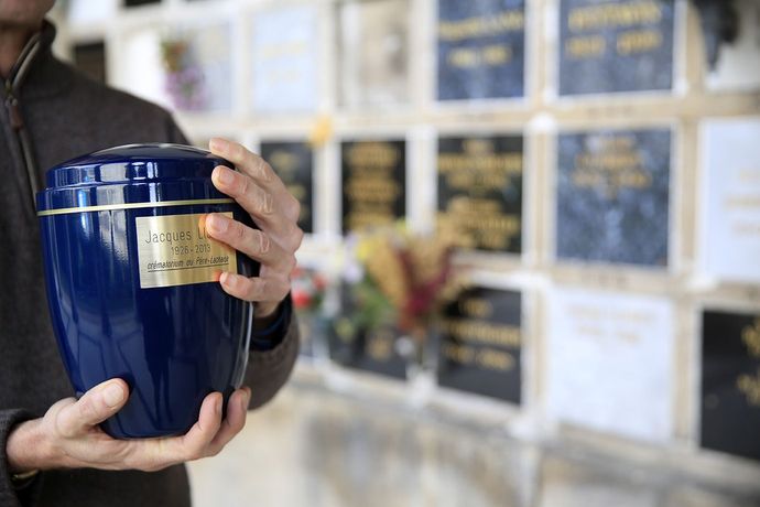 Urna con ceneri per servizio di cremazione delle onoranze funebri le valli
