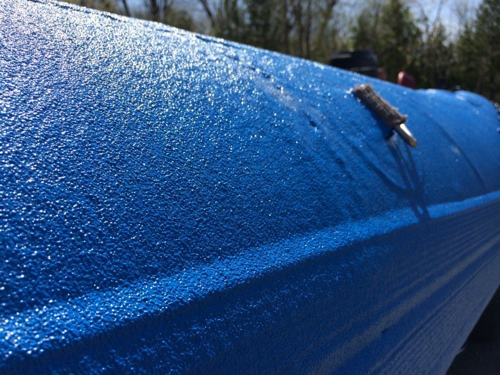 Surface texturée bleue peinte à l'aide d'un petit rouleau en extérieur.