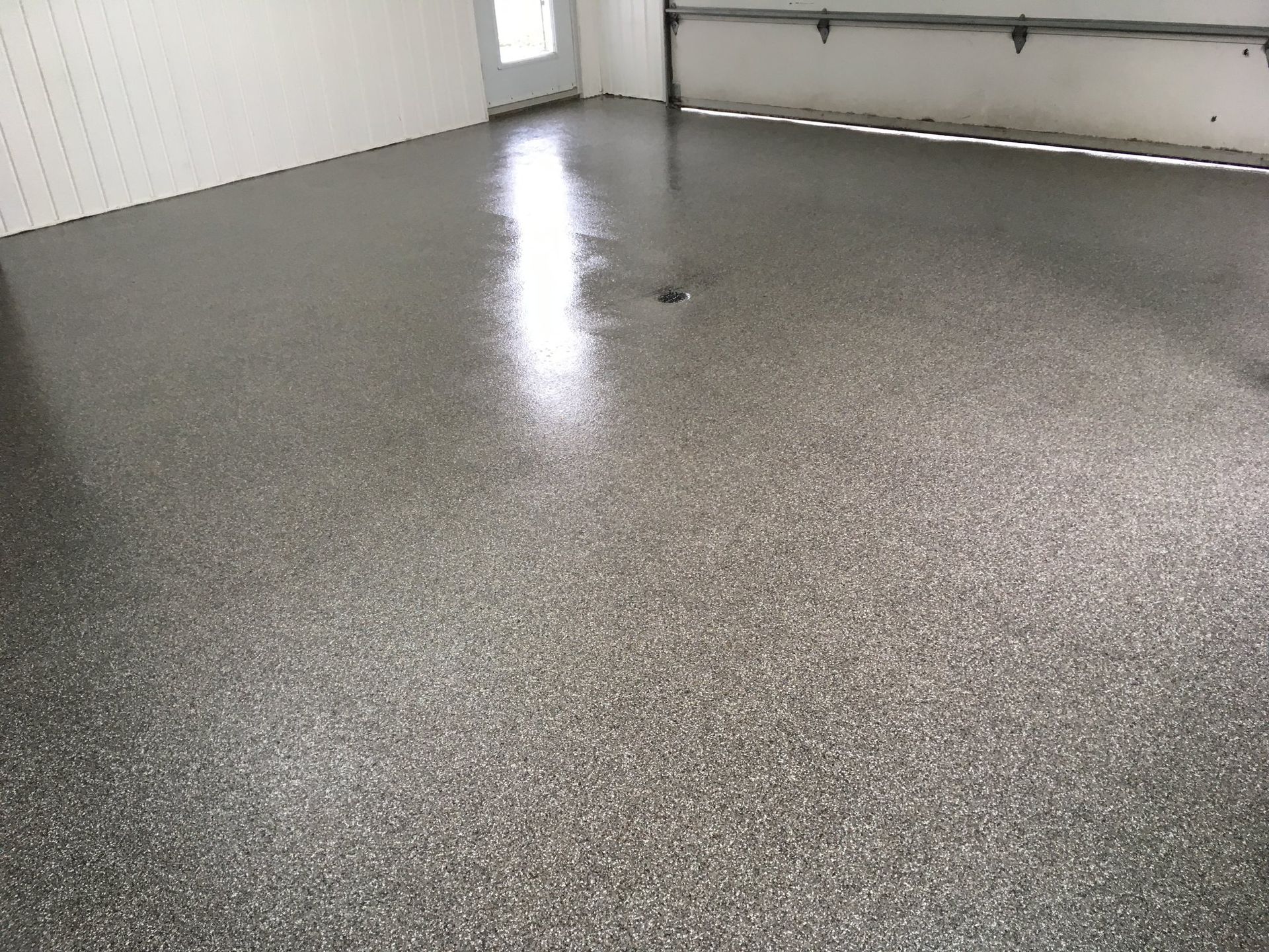Sol de garage en époxy gris moucheté.