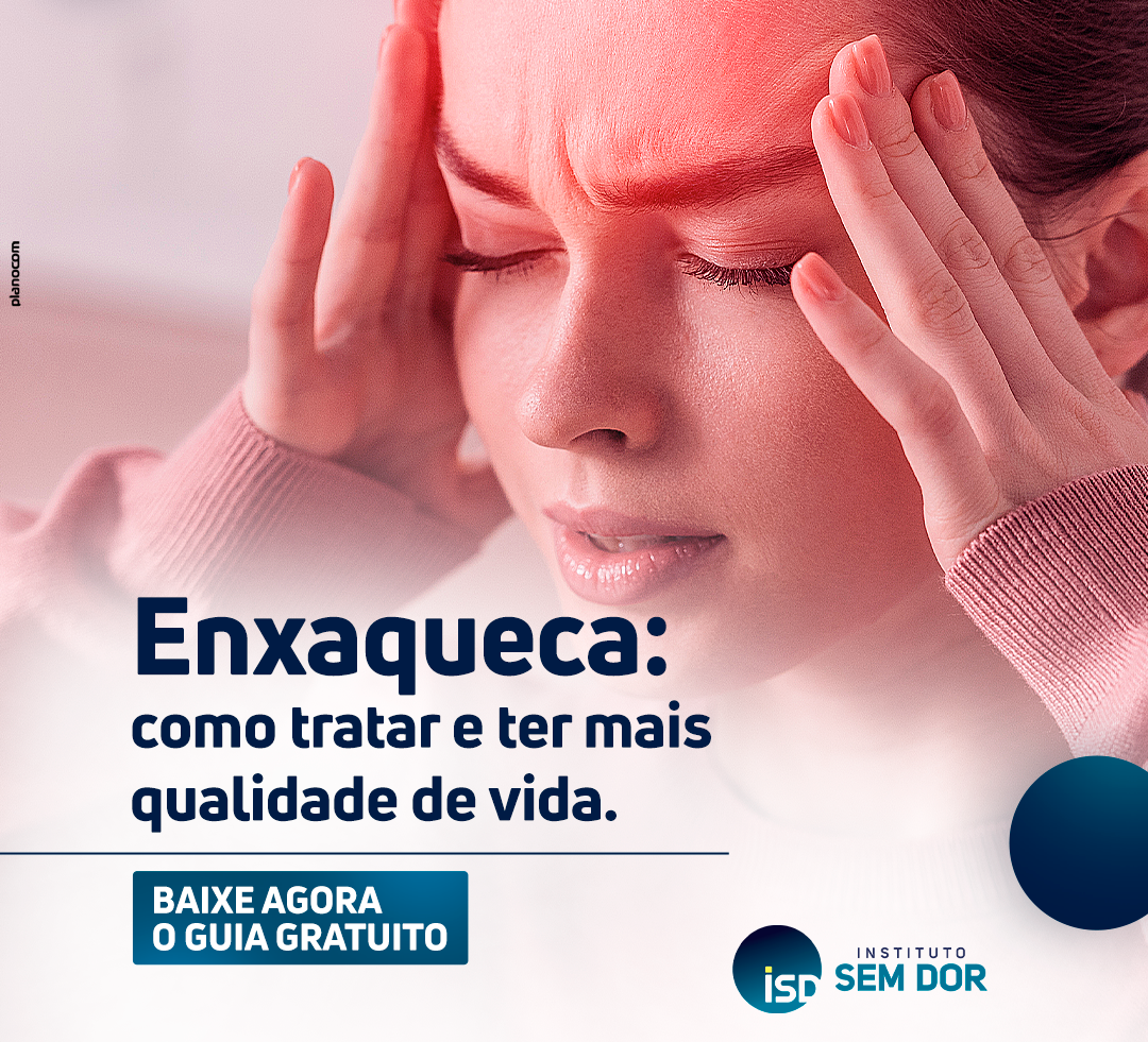 Uma mulher com dor de cabeça está segurando a cabeça com as mãos