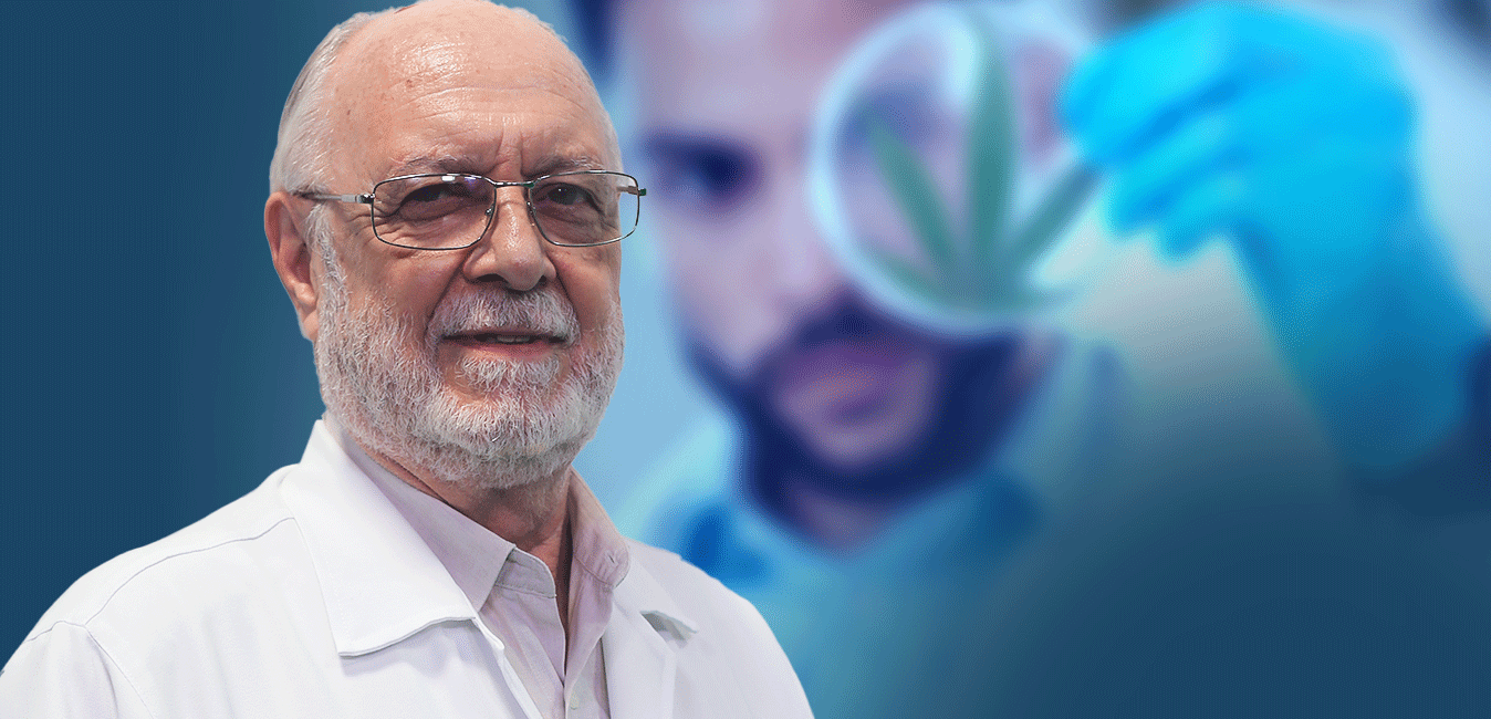 Um homem de jaleco está olhando através de uma lupa para uma planta.