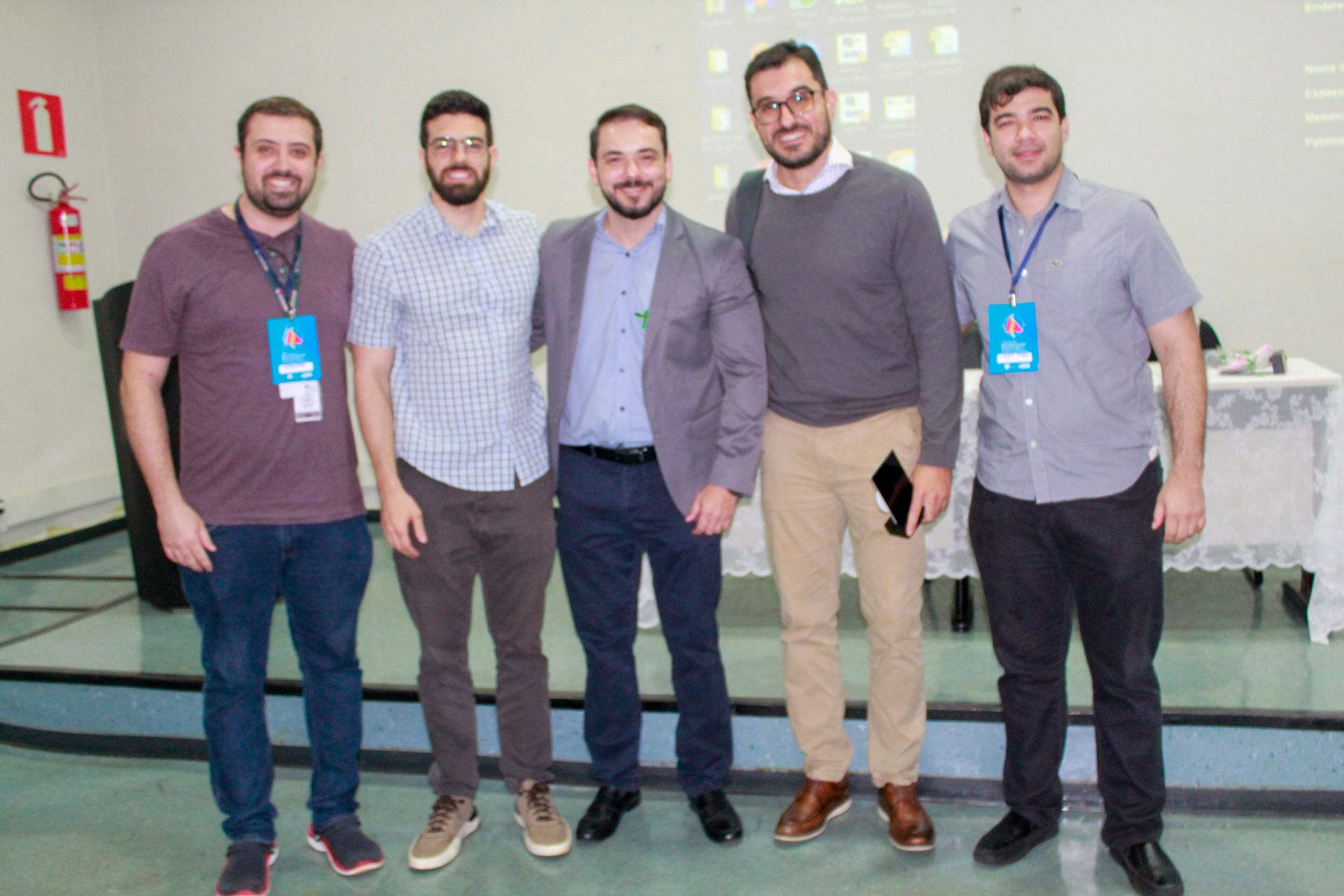 Um grupo de homens está posando para uma foto juntos.