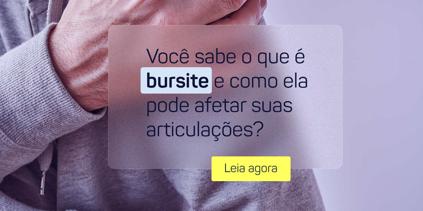 Um homem está segurando o braço com dor.