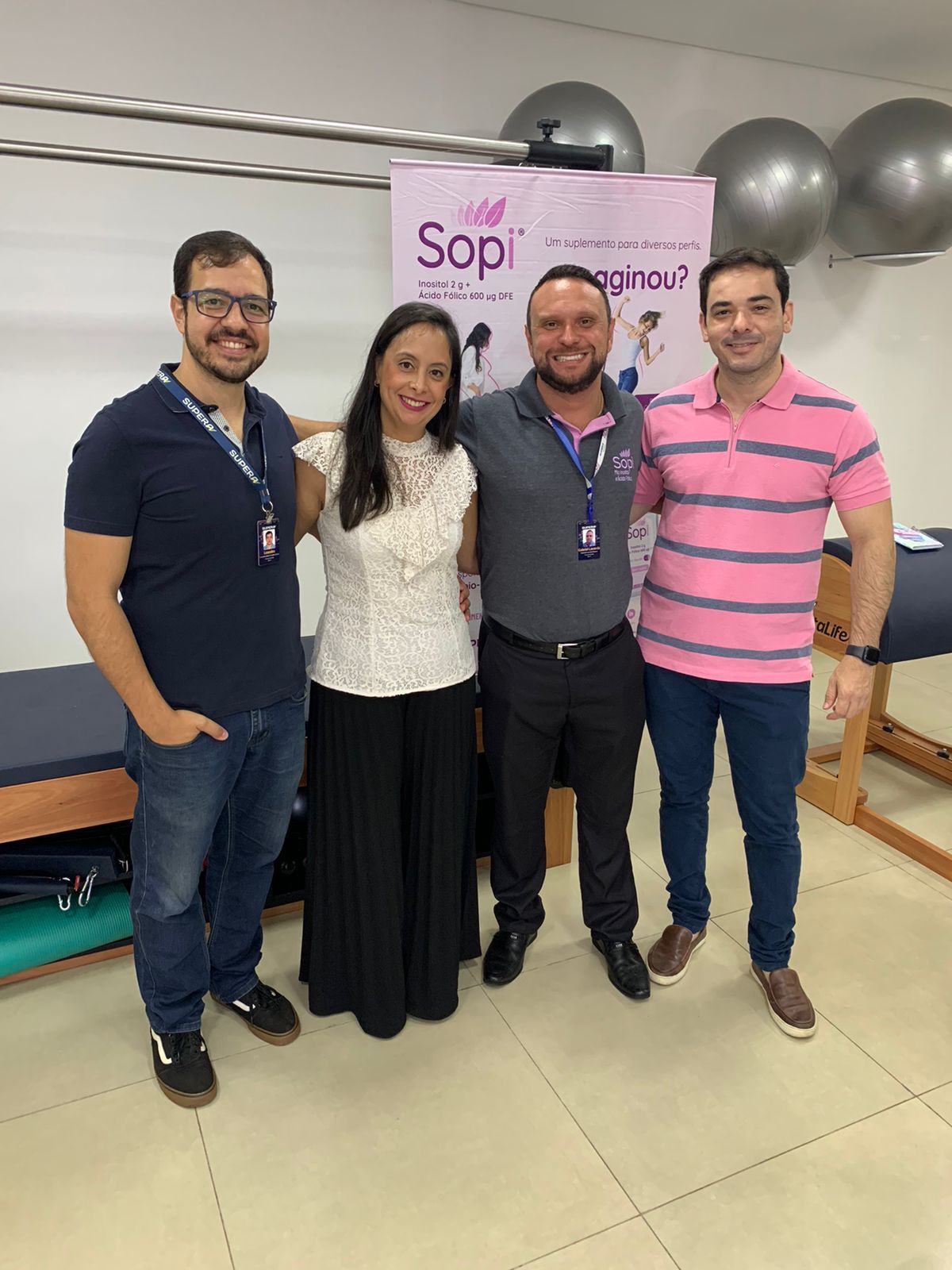 Um grupo de pessoas está posando para uma foto em uma academia.