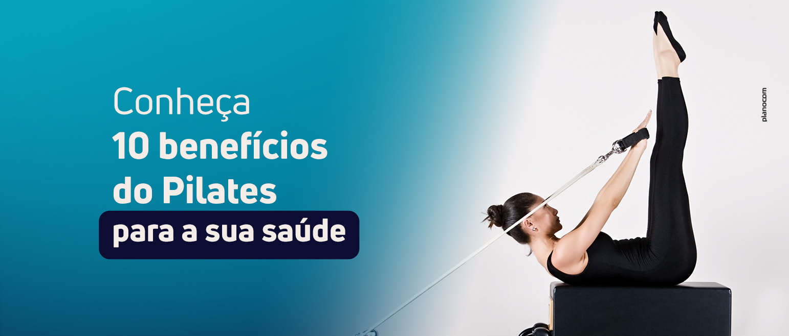 Uma mulher está fazendo pilates em uma máquina de pilates.