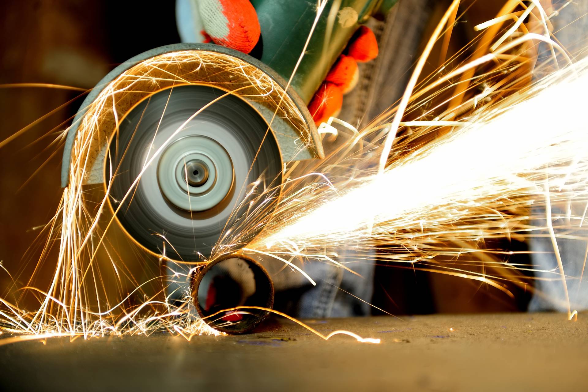 Scintille di fuoco su attrezzi di lavoro