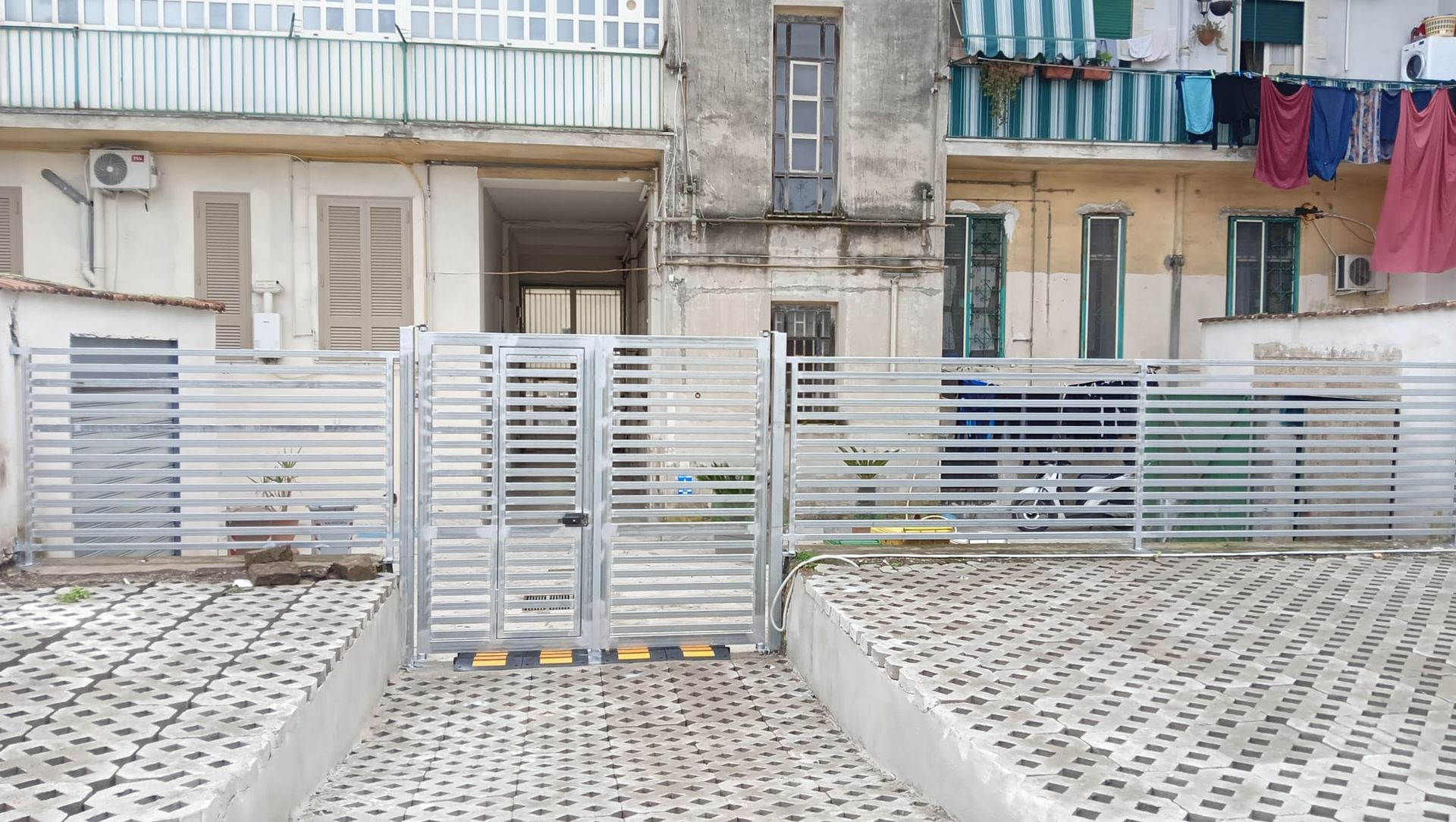 Cancelloin ferro ingresso edificio