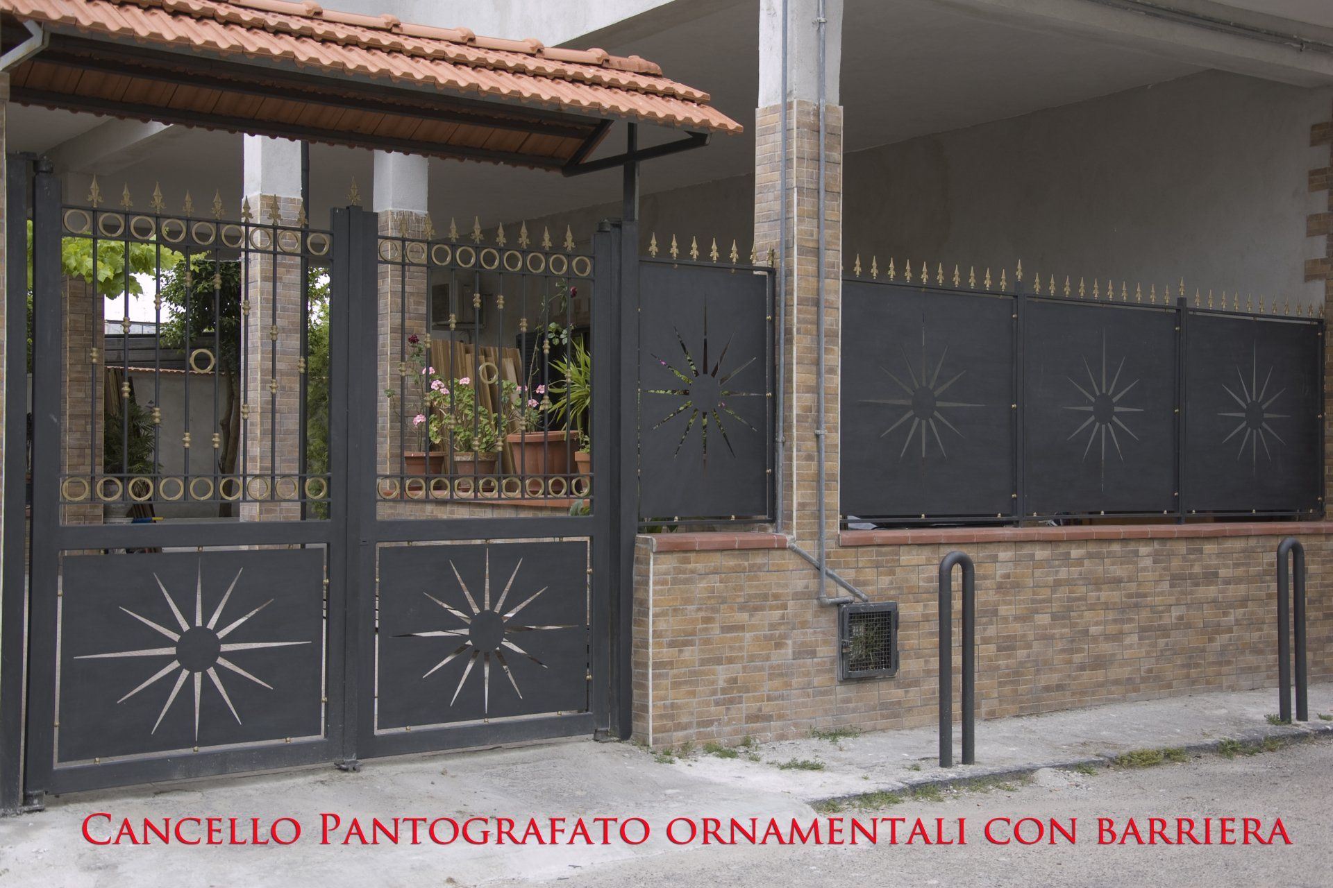 Cancello pantograto con barriera e ornamentio