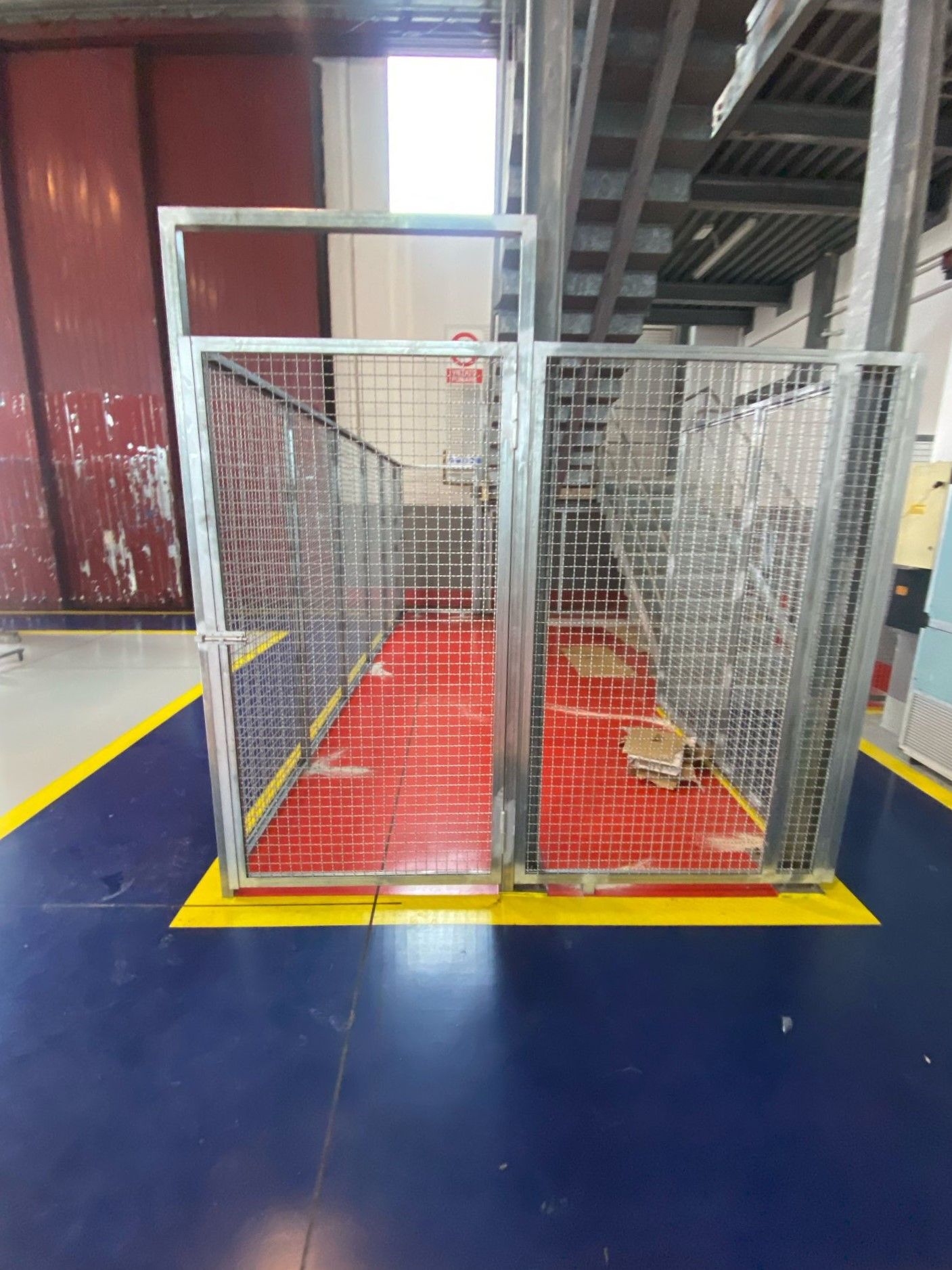 Grata con porta di accesso
