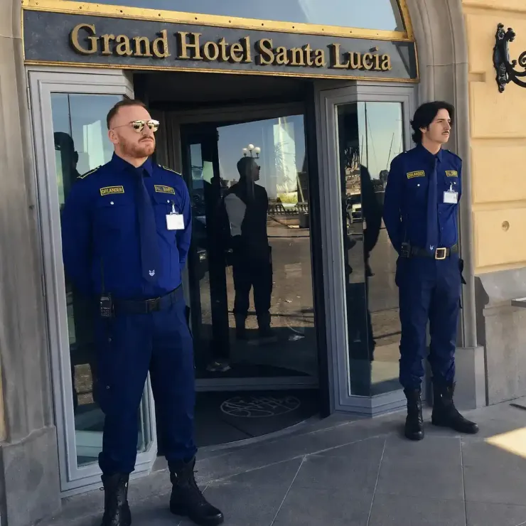 Due guardie di sicurezza dell'hotel sono di guardia all'ingresso del Grand Hotel Santa Lucia.
