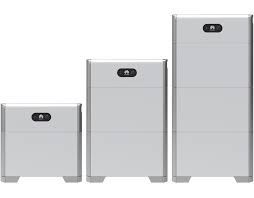 Tres unidades de batería rectangulares plateadas de diferentes alturas, probablemente para almacenamiento de energía solar doméstica.