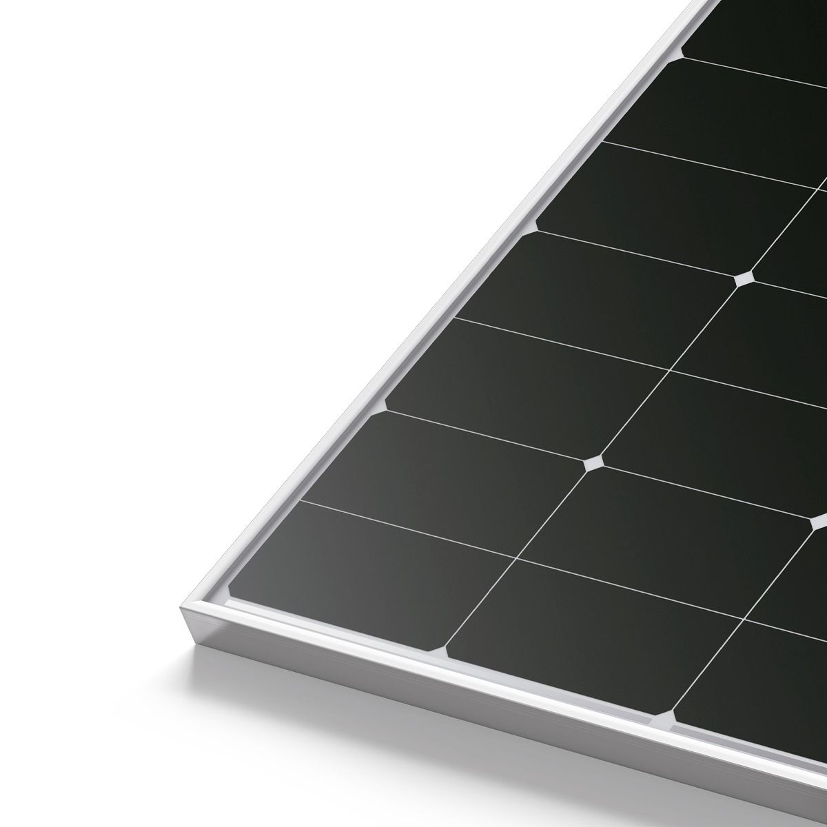 Primer plano de un panel solar; cuadrados oscuros en un marco plateado; fondo blanco.