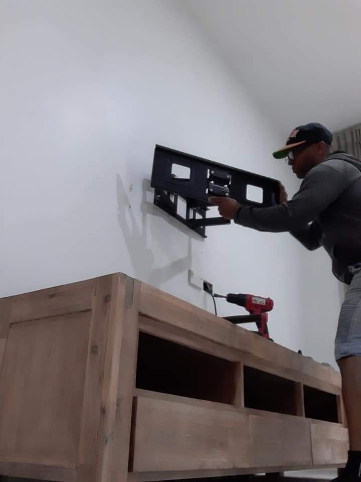 Expert doing the installation work