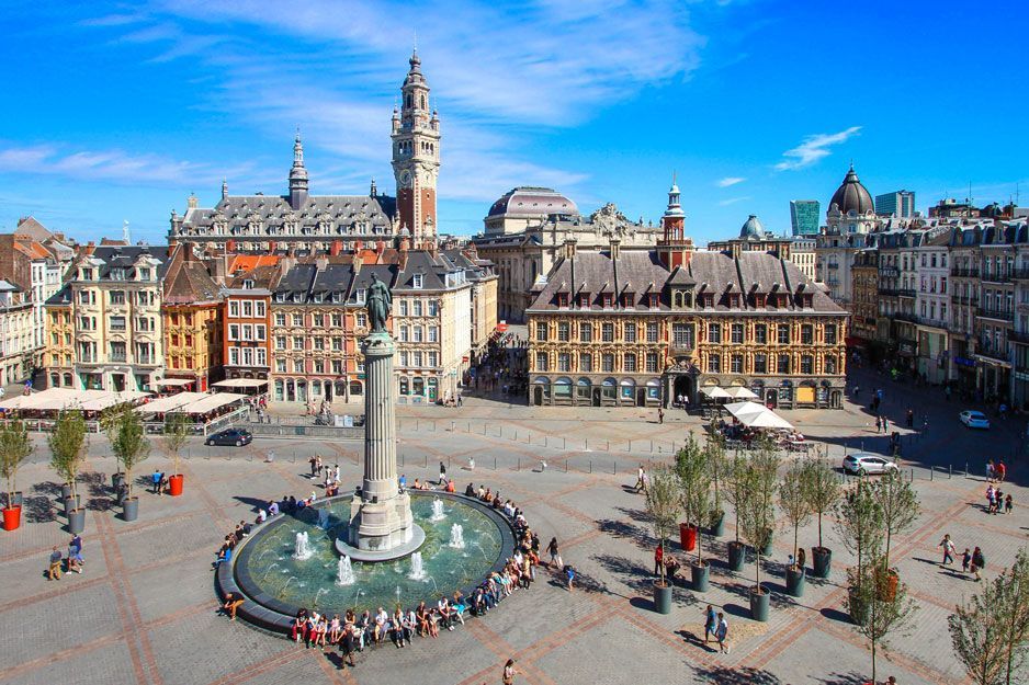 Une vue aérienne d'une place de la ville avec une fontaine au milieu.