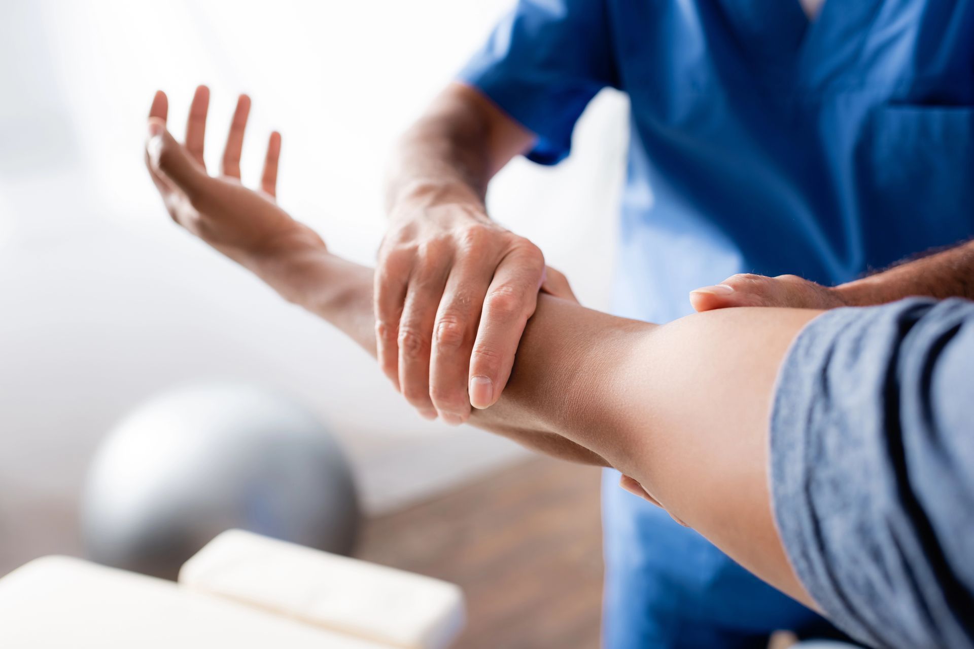 Un operatore sanitario controlla il polso di un paziente in una clinica.