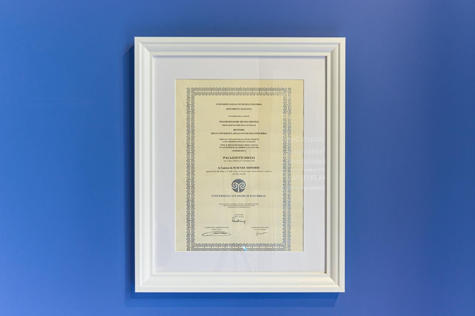 Certificato o diploma incorniciato su una parete blu