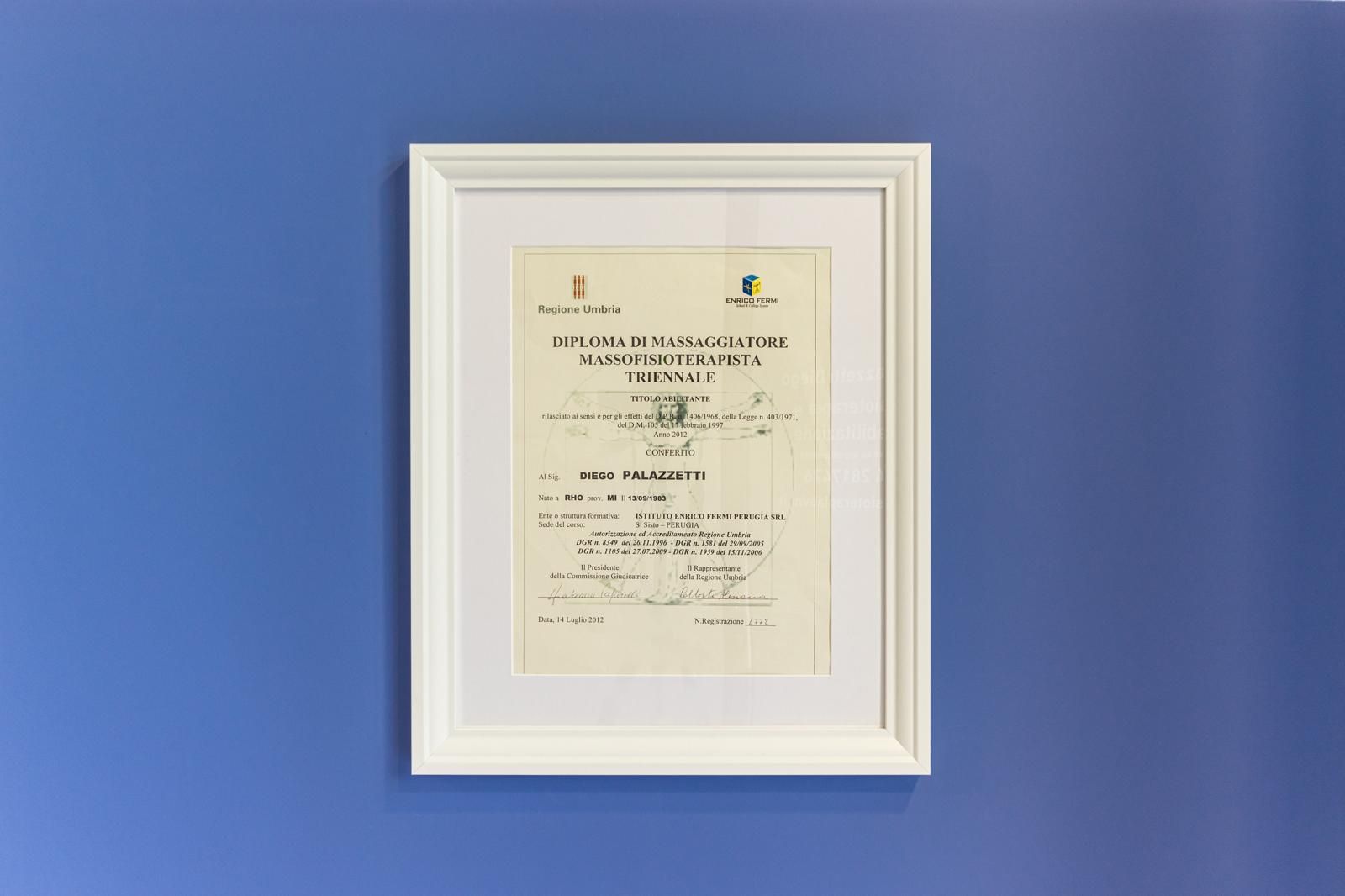 Certificato incorniciato su sfondo blu.
