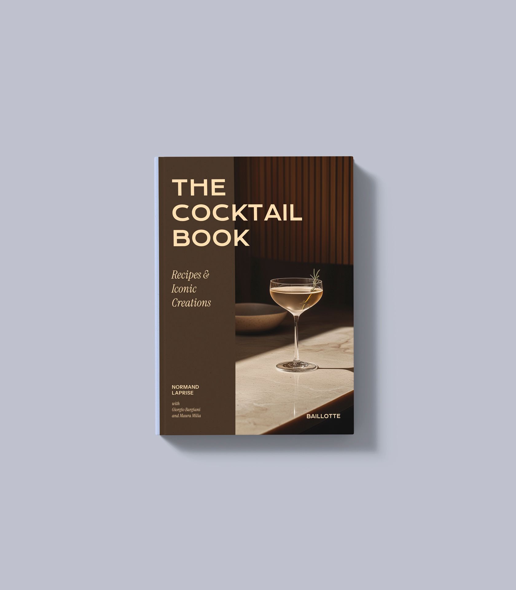 Capa de livro de coquetéis marrom-escura com uma taça de martini sobre uma mesa e borda superior com textura de madeira.
