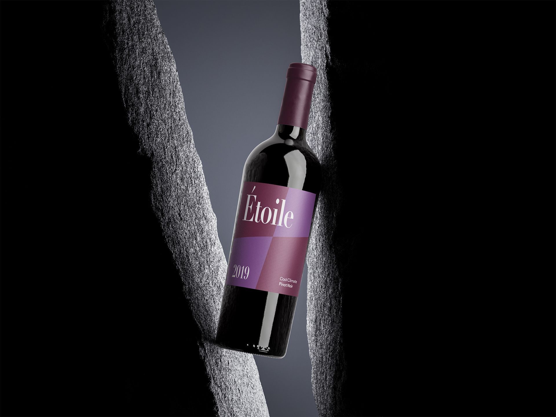Garrafa de vinho tinto com rótulo roxo sobre fundo escuro, derramando-se em meio a jatos de líquido branco.