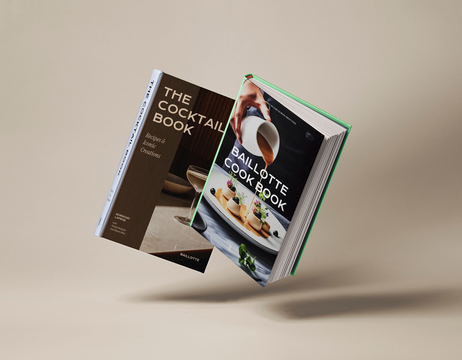Duas capas de livros de receitas flutuantes sobre um fundo bege, uma marrom escura e outra verde, ambas com fotos de comida.