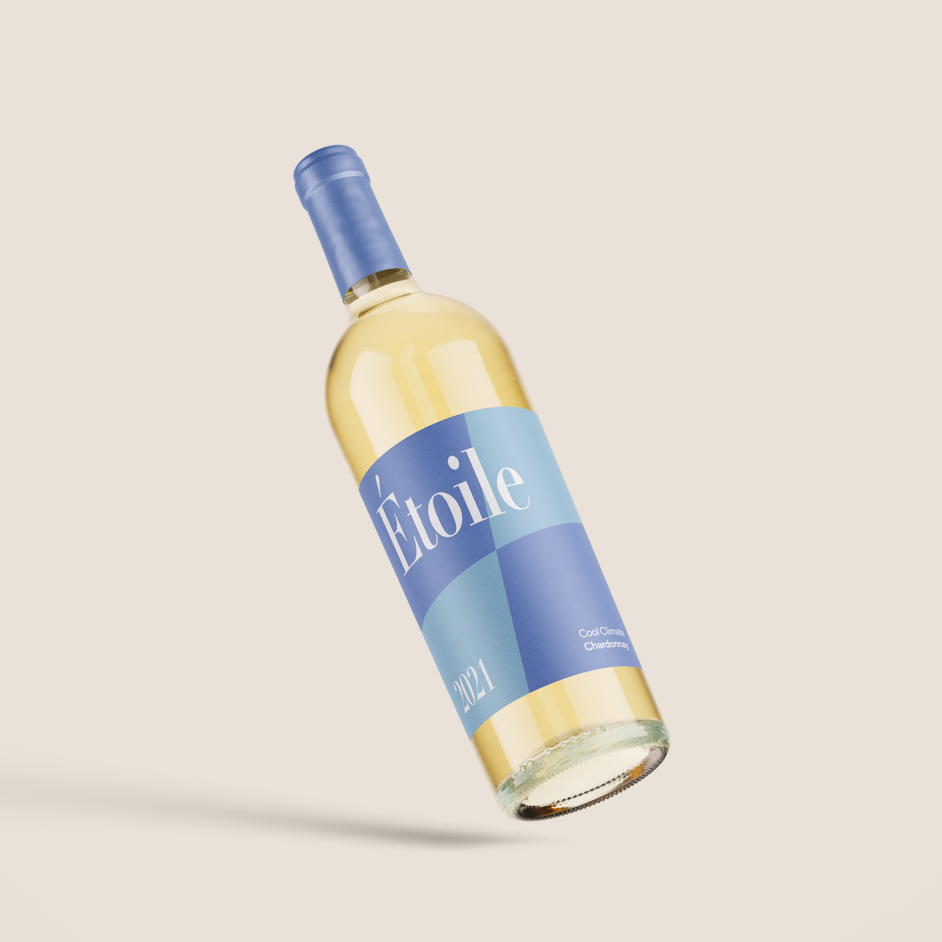 Garrafa de vinho branco com rótulo azul e tampa azul, flutuando sobre um fundo bege.