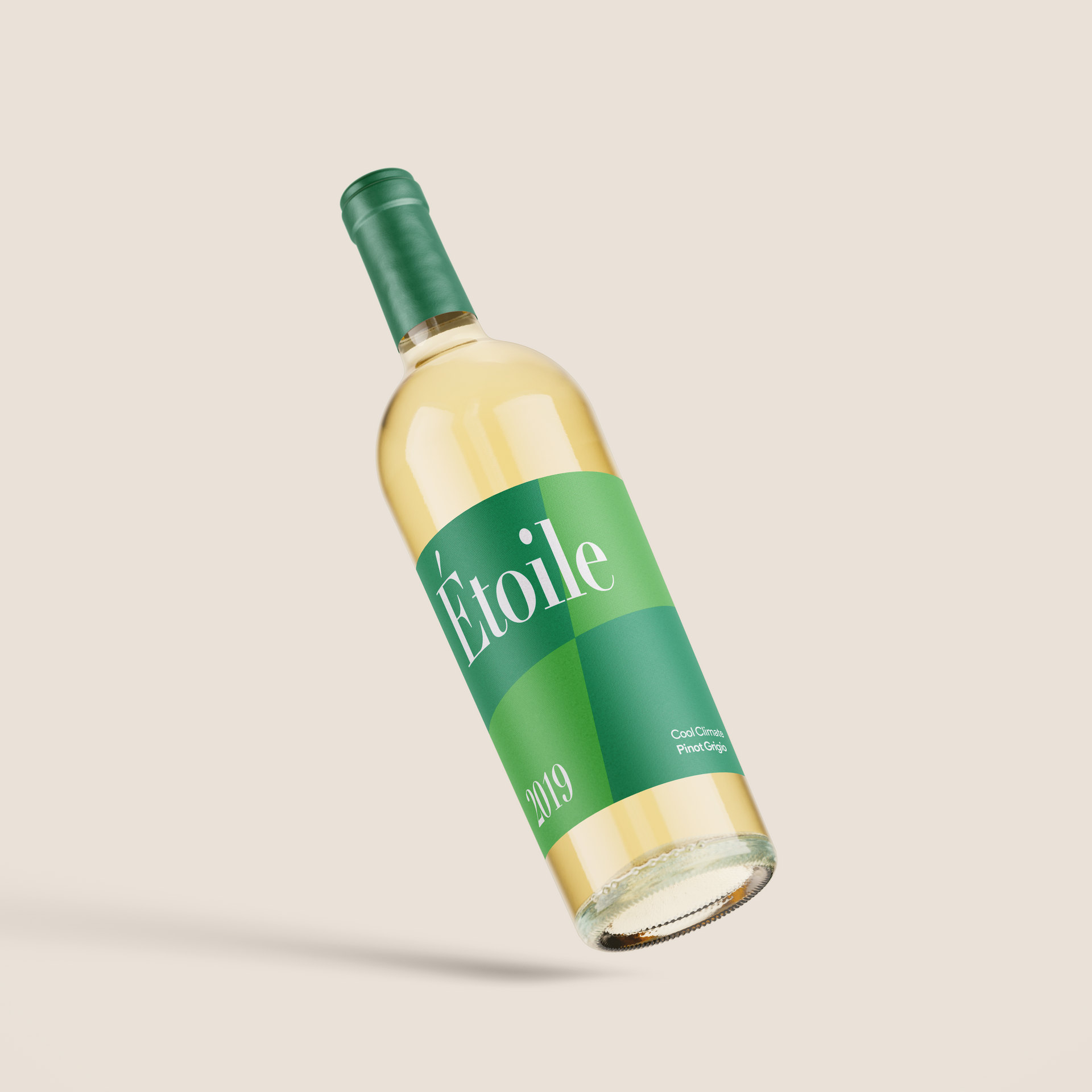 Garrafa de vinho com rótulo verde inclinada sobre um fundo bege com sombra suave.