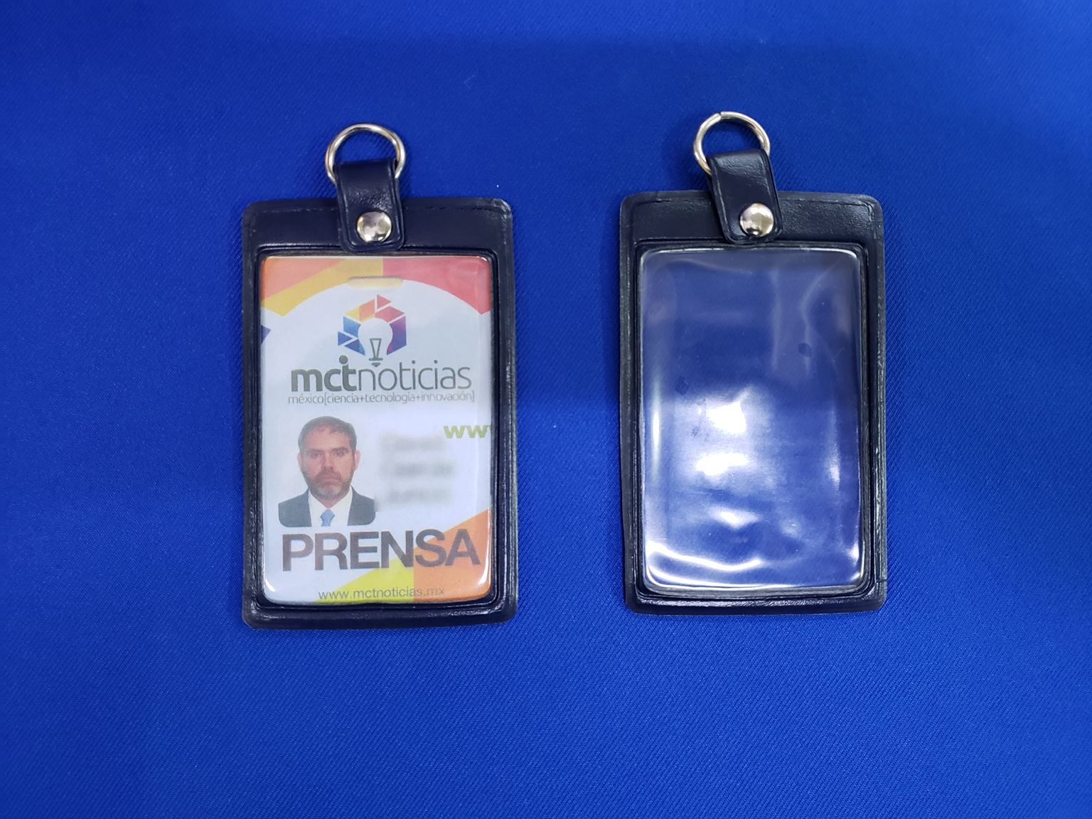 porta gafete curpiel doble ventana 7x11