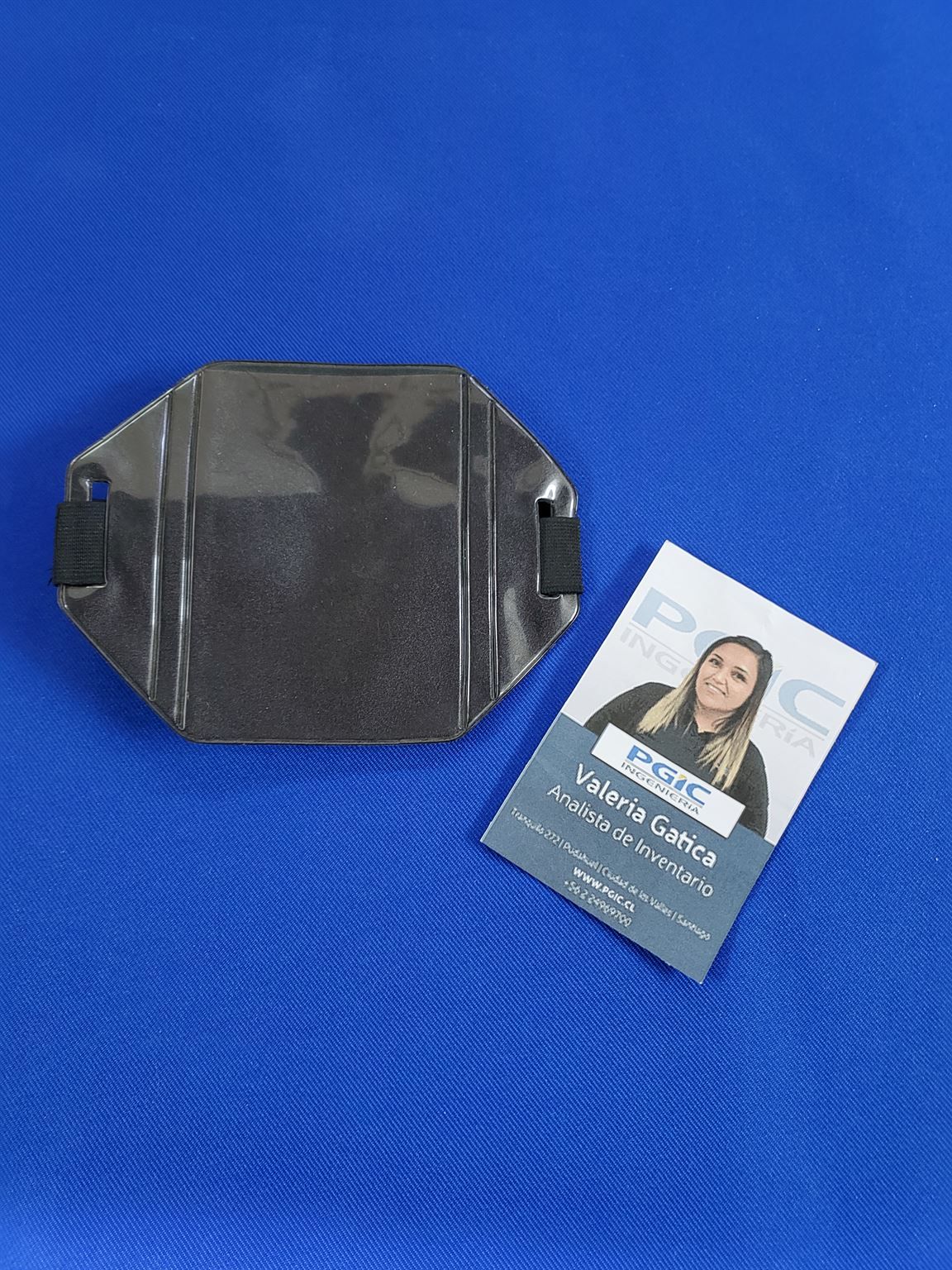 Porta gafete de brazo negro y cristal