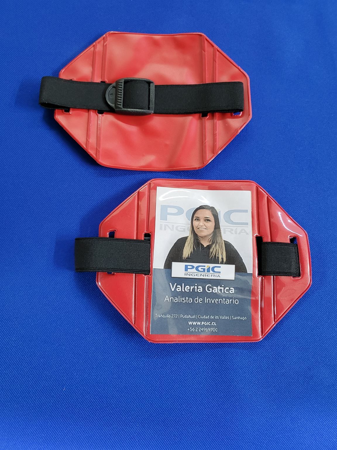 Porta gafete de brazo rojo y cristal