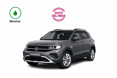 SUV Volkswagen grigio con le scritte Benzina e “Auto del mese” su sfondo bianco.